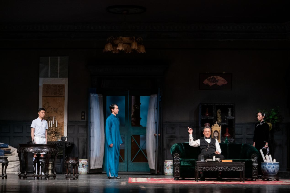 话剧《雷雨》舞台剧照.