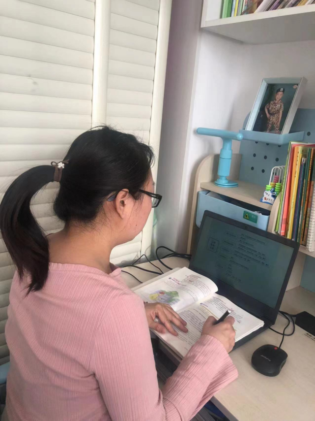 云中传道灯下执笔烟台外国语实验学校初中部网课不停学