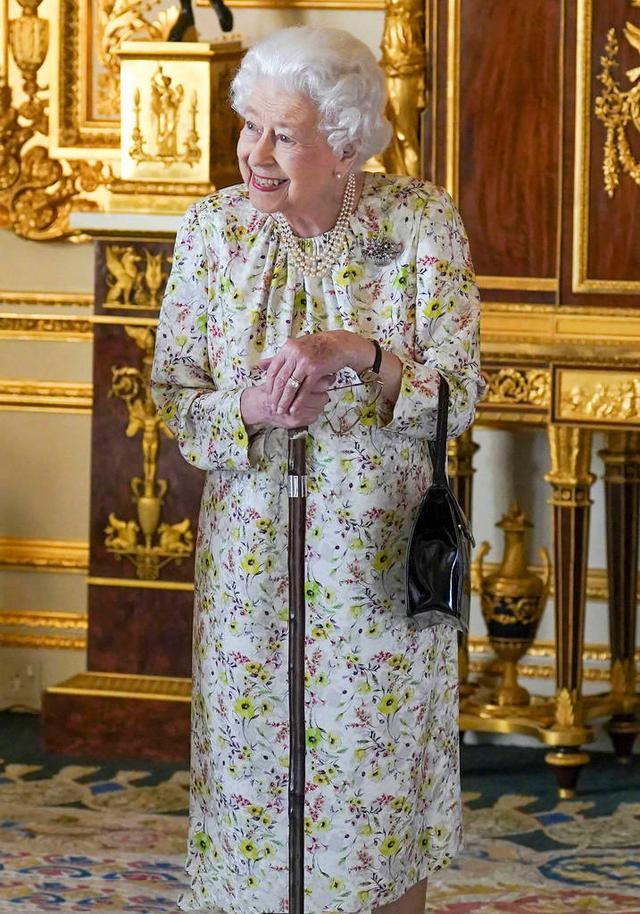 95岁英国女王难得现身身材佝偻难掩老态时尚穿搭太有女王范了