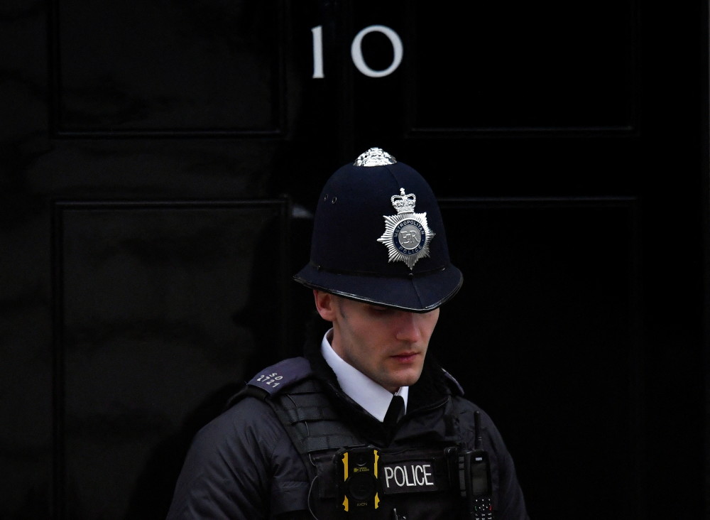 3月30日,一名警察在英国伦敦唐宁街10号首相府外执勤.新华社/路透