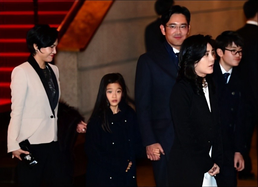 Samsung heiress ordered to pay ex-husband 14.1 bln won for divorce