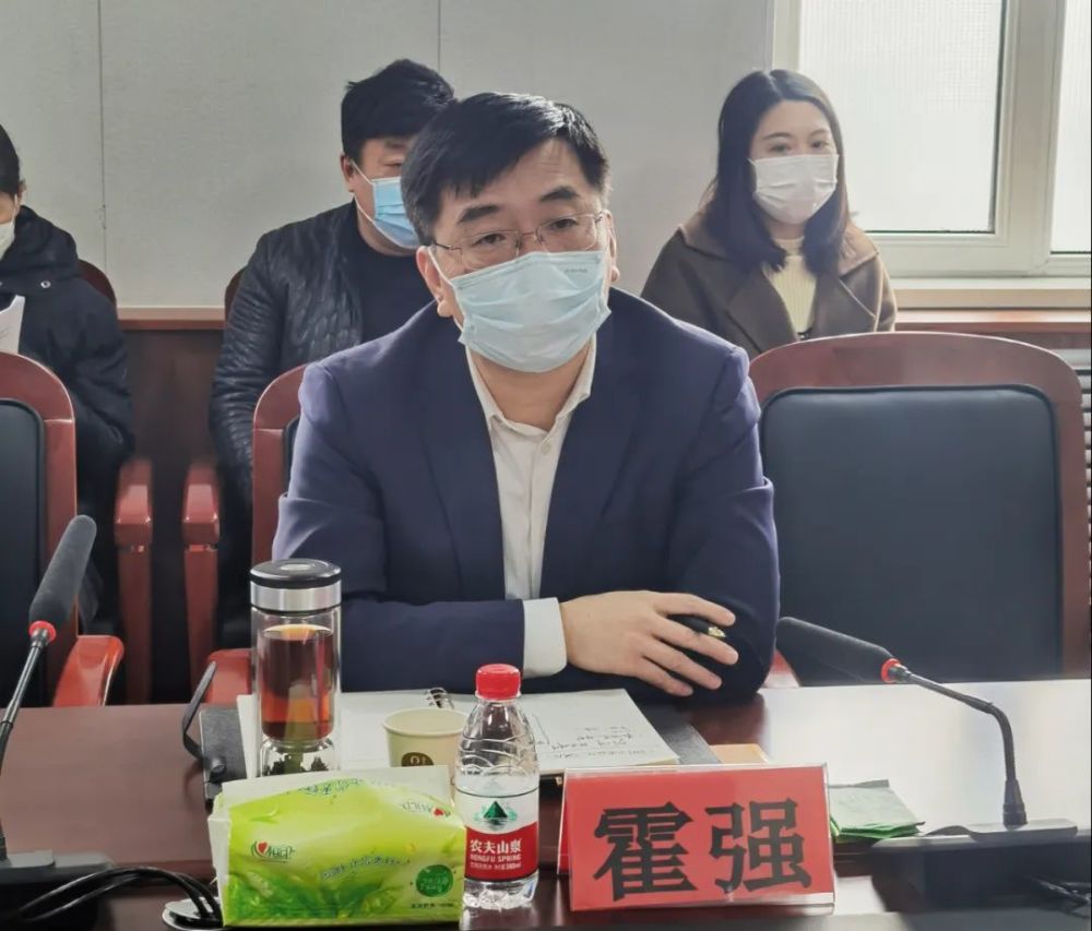 座談會上,霍強等區領導聽取了經安鋼鐵有限公司負責人關於企業疫情