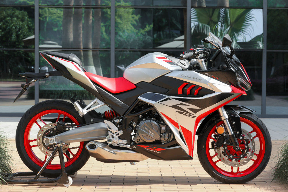 作为2022年首款国产400cc级别的跑车,赛科龙rc401的上市直接将新手