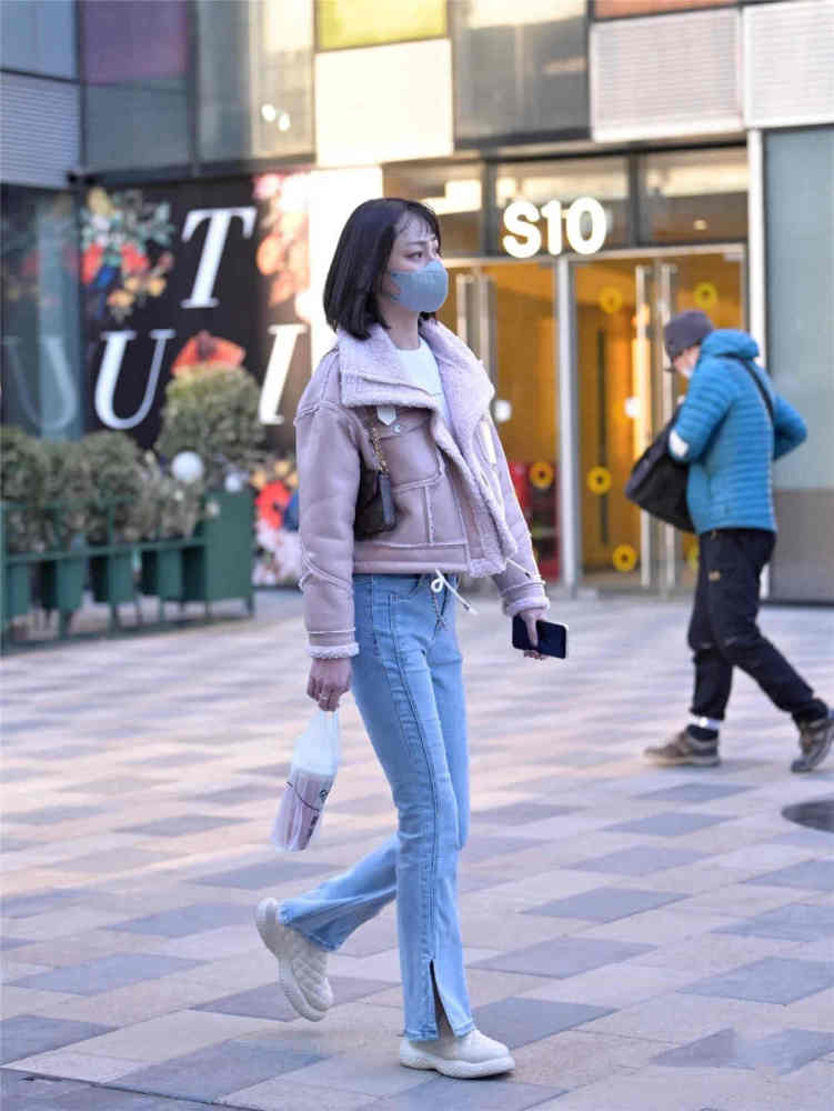 “牛仔裤”怎么穿回头率更高？北京街拍女孩给你示范，时髦又耐看国家粮食局领导班子