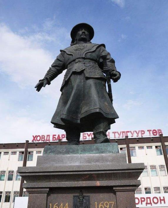 噶尔丹是外蒙古的征服者外蒙人为何不恨他反而为他立雕像
