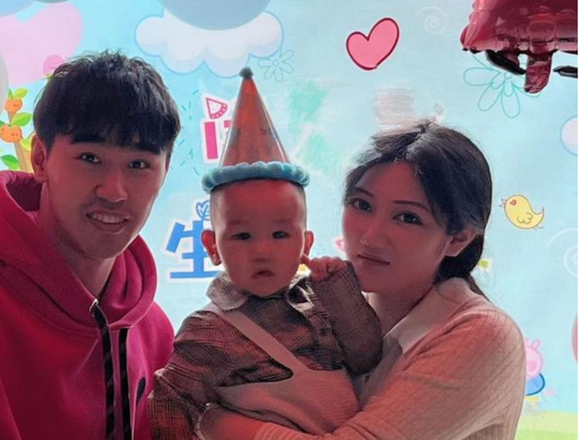 除了发文,闫安也晒出了宝宝的照片,可以看出闫安的老婆抱着孩子,而
