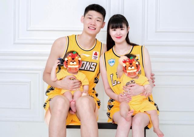 胡金秋重要发声!拿mvp最感谢一人,双胞胎抢镜,组建幸福的家庭