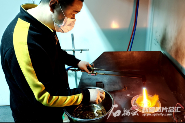 3月24日,新疆玉海投资有限公司博州分公司黄金首饰生产加工厂工作人员