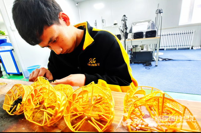 3月24日,新疆玉海投资有限公司博州分公司黄金首饰生产加工厂工作人员