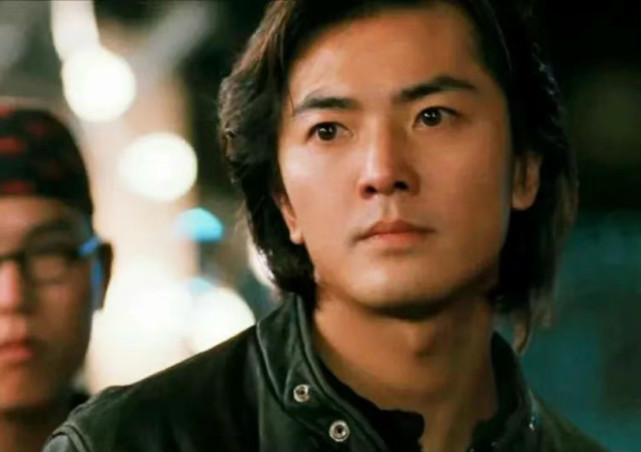 54岁郑伊健拍新戏,颜值状态被指"美人迟暮",一头长发多年未变