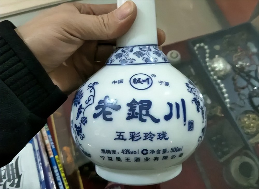 老银川酒,耗费几代人的心血,采用五粮固态发酵工艺,采用大曲发酵糖化