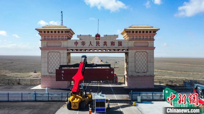 新疆都拉塔口岸恢复通关当日逾32吨货物出口哈国