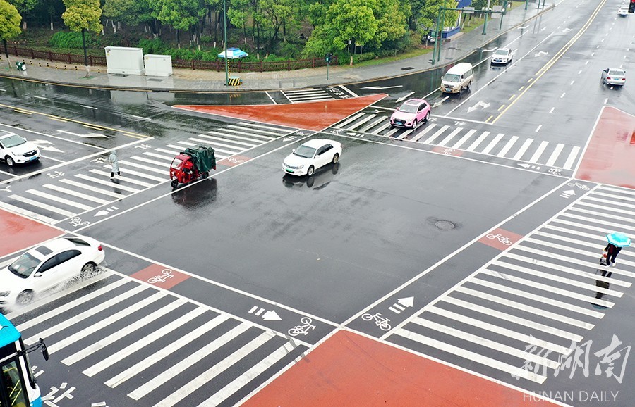 3月30日,长沙县特立路与腾辉路口,斑马线边新施划了一条非机动车道,把