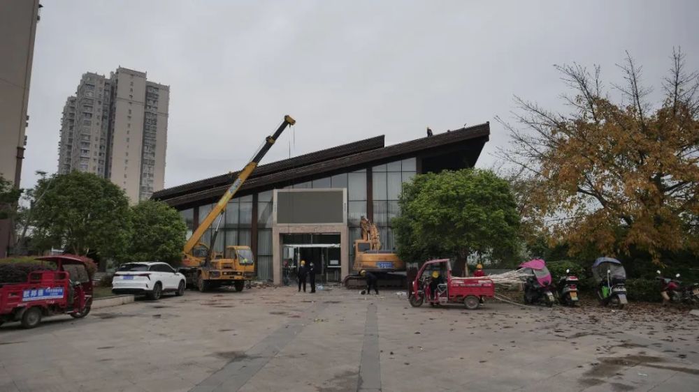 资讯 还绿于民 雁江拆除一超期临时建筑 腾讯新闻