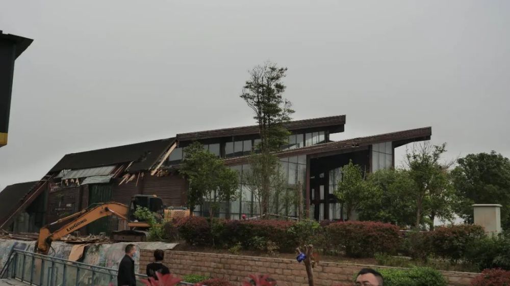 资讯 还绿于民 雁江拆除一超期临时建筑 腾讯新闻