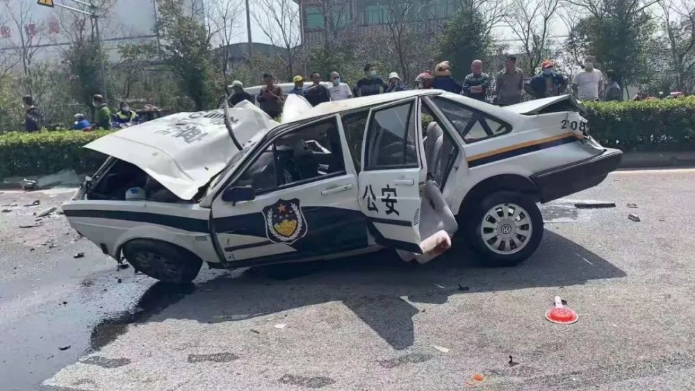 吕四头条悲痛s335省道上一辆警车遭遇交通事故一辅警抢救无效不幸遇难