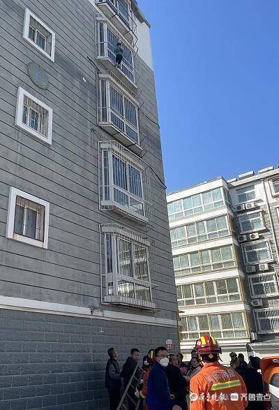 男童悬挂四楼窗外,聊城民警,消防,居民上演合力救援