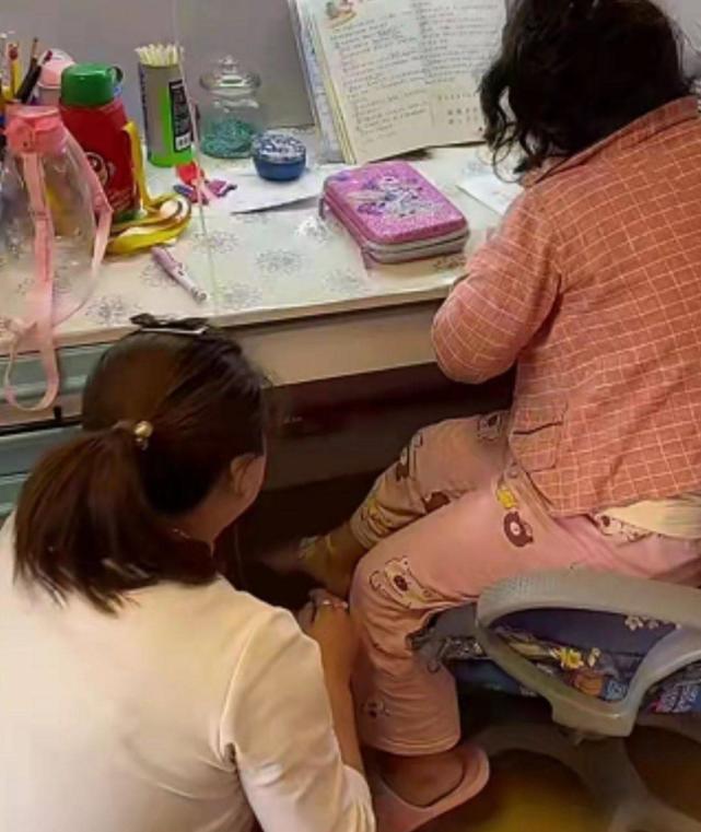 小童星李欣蕊因生病全身浮肿边输液边学习乖巧得让人心疼