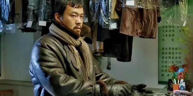 影帝廖凡公园打网球胡子满脸不修边幅头发凌乱发际线太抢眼