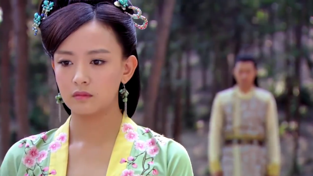 吴奇隆合作的《犀利仁师》,她在剧中饰演京城第一名媛慕容月,就是范