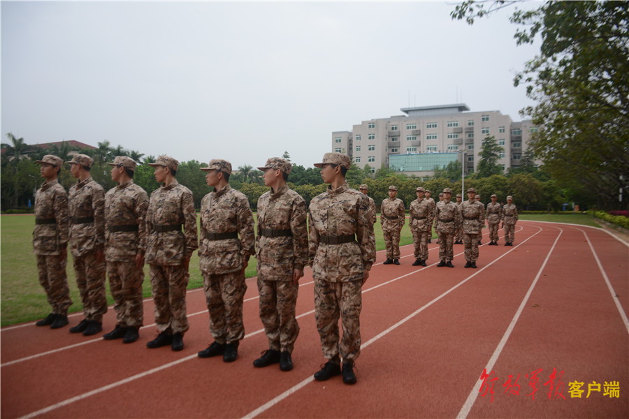 他们采取寓教于乐,因人施教,结对帮带等方式,以单个军人队列动作为