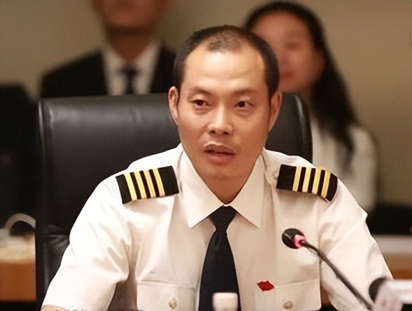 于是在指挥员的命令和刘传健的沉着下,飞机有惊无险地落在预定范围内.