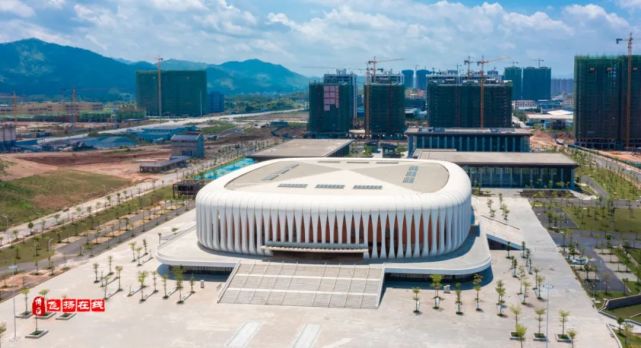 体育馆我们从客家文化广场出来,先是沿着锦绣东路行驶,到绿珠城市公园