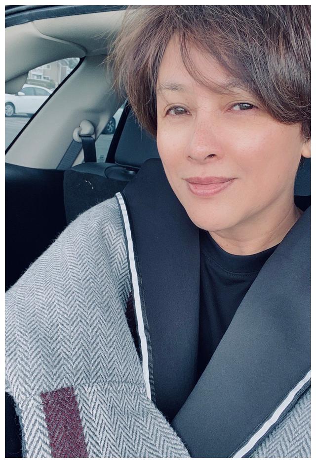 48岁苏瑾罕露面气质依旧离婚后独自抚养儿子已低调复出拍戏