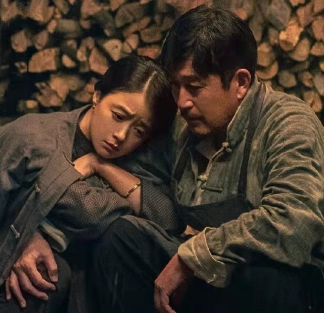 谍战大剧《潜伏者》杀青,首发海报信息量巨大,黄晓明眼神成惊喜