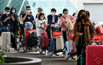 突发多名中国留学生入境遭盘查因特殊照片被遣返外交部这次怒了