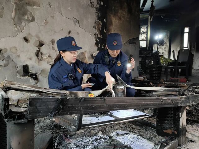 消防监督员罗艺将走进真实火灾现场进行调查工作.回顾.