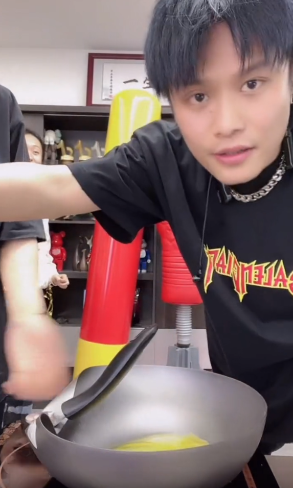 邵雨轩被吓出表情包,转折来得很突然