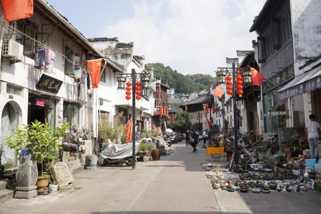 青石板街面,青瓦粉墙,典型的徽派建筑,彰显出老街浓厚的古韵.