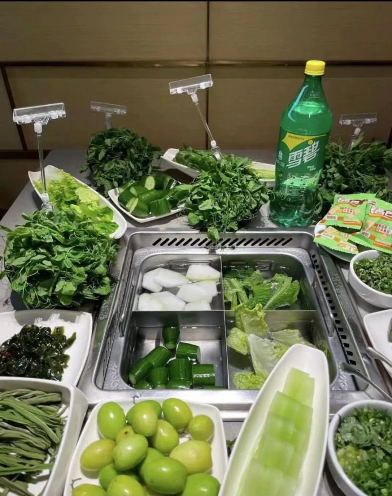 和女朋友去吃火锅!她点的菜,说多吃蔬菜比较健康!9.我这是捡还是不捡?