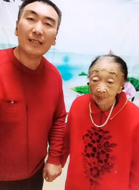 没有后代,这些钱本应该全部属于李玉成一个人,可是马玉琴却有两个儿子