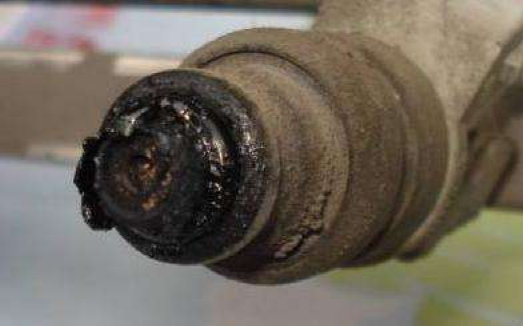 首先先说喷油嘴部分的积碳,如果喷油嘴上有积碳,那么积碳会吸附一部分