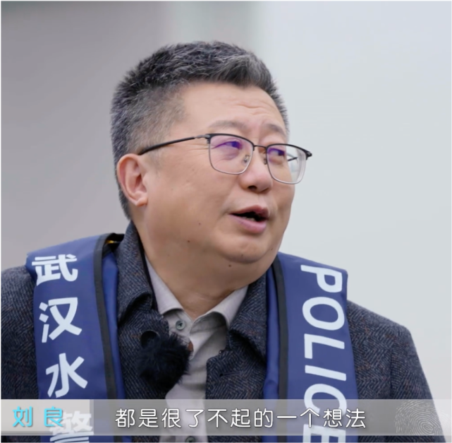 阎鲁石法医问刘良法医:"刘头有没有在船上搞过解剖呀?