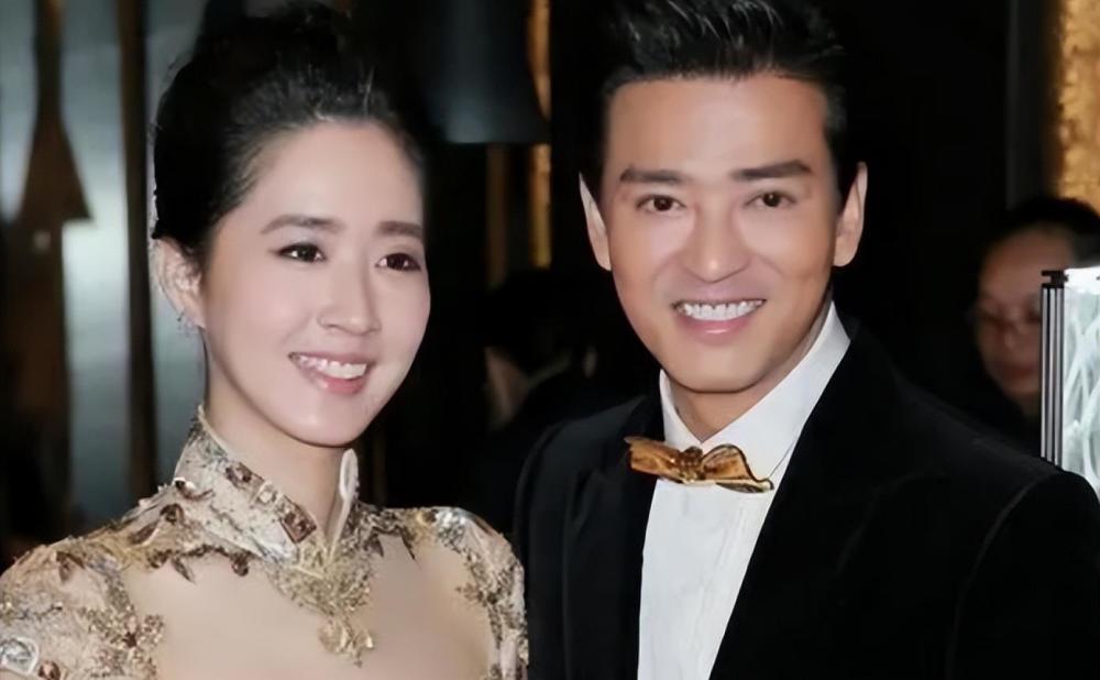 陈晓东跟妻子开玩笑突然伸手抓住其脖子对方面露不悦拍打反击