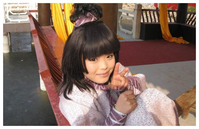 "整容式成长"莫小贝,曾被称为最丑童星,如今如何逆袭成女神?_腾讯新闻