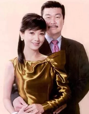 2009年,赵雅芝嫁给大她10岁的香港名医黄汉伟,如今过成这样