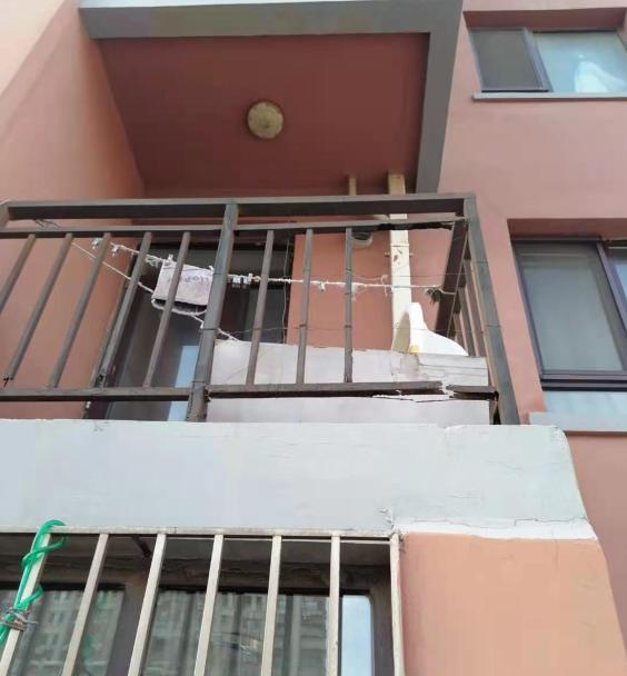 阳台护栏锈蚀严重居民担心坠落砸到人