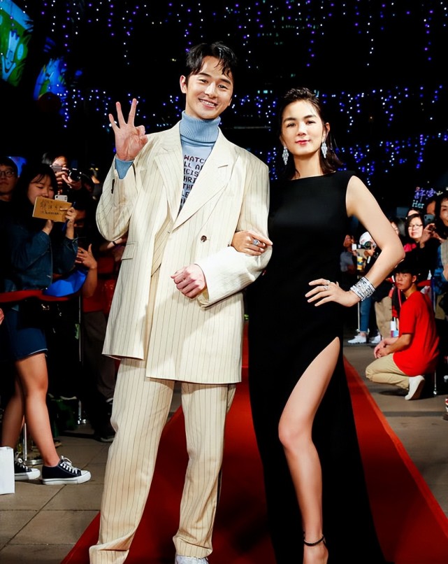 selina与男友牵手同框,幸福感爆棚!网友:好像一个胖墩墩