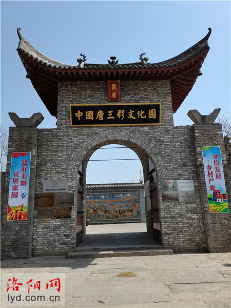 洛阳三彩小镇地标摆放7000余件三彩艺术品打造网红打卡地