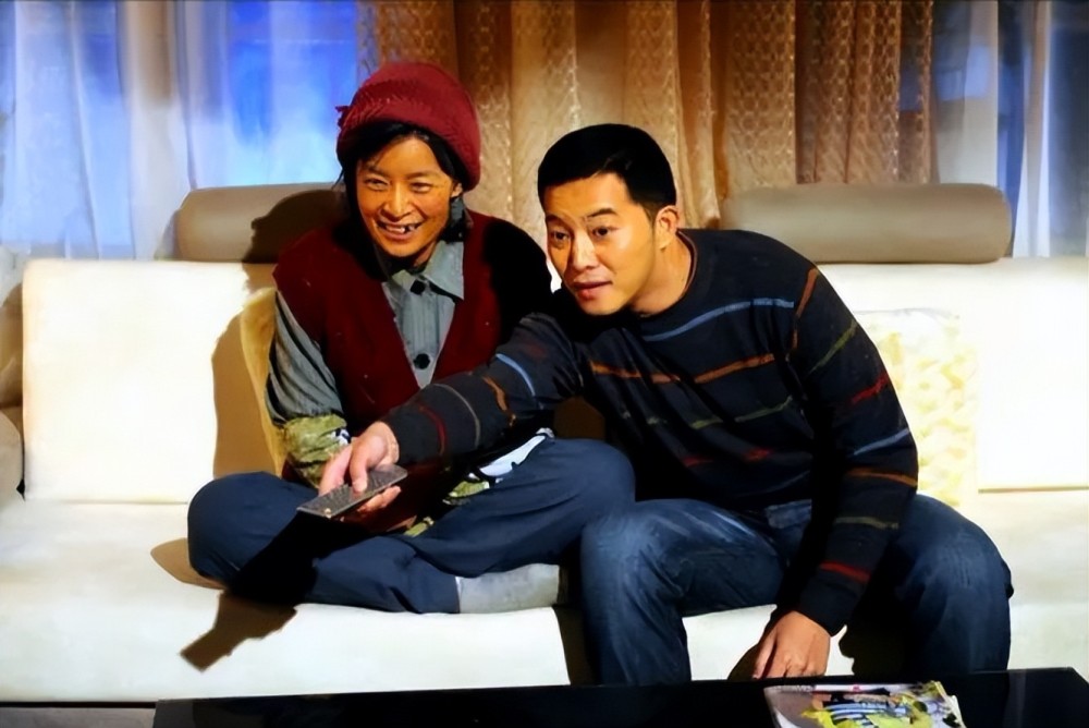 妈妈专业户顾艳,穿着裙子在樱花树下蹦跳,嫁日本老公,儿子帅气_腾讯