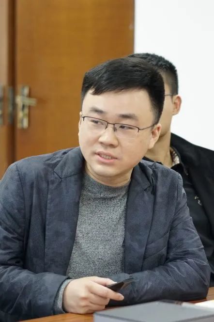吴易谦,南京大学数学系学士,美国明尼苏达大学金融数学硕士.