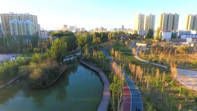 哈密河生态恢复工程光明路至前进东路路段工程新增绿地2157亩,是以前