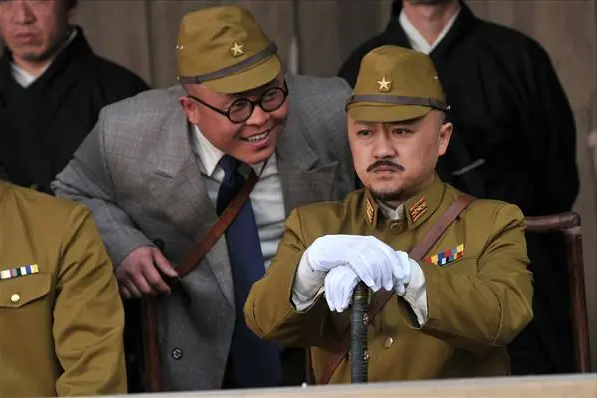 "小凳子"薛亦伦再次上线,直播间合唱主题曲,偷瞄提词器被发现