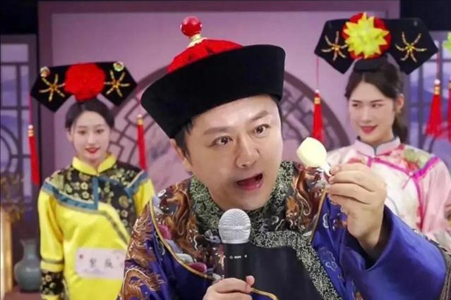 小凳子薛亦伦再次上线直播间合唱主题曲偷瞄提词器被发现