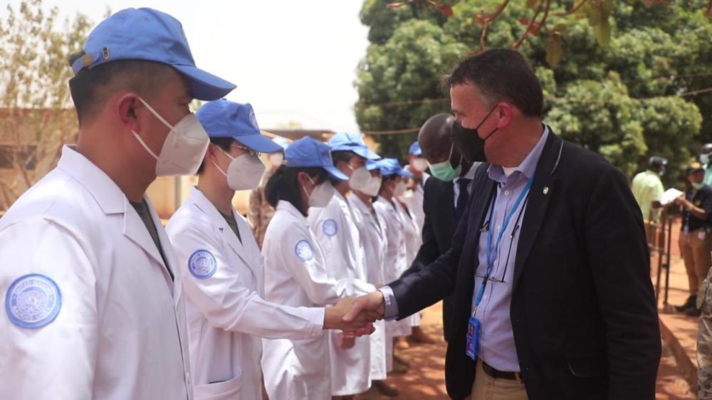联合国助理秘书长视察中国第12批赴南苏丹（瓦乌）维和医疗分队我和lily在同一所学校英语