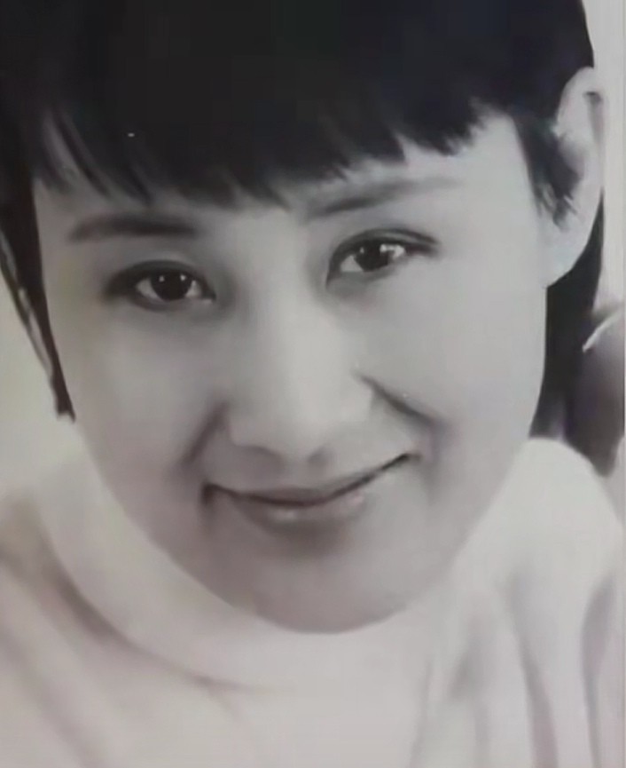 张凯丽和众战友当时都很年轻,大家意气风发,精神抖擞,脸上洋溢着青春